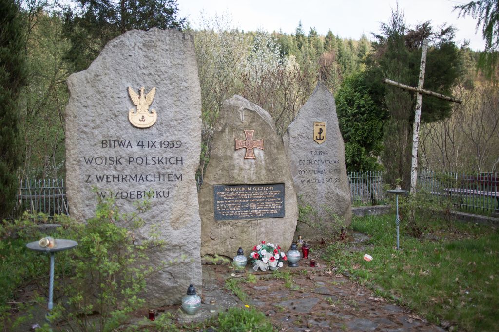 Obelisk upamiętniający czyn zbrojny Żołnierzy  - Partyzantów, którzy w latach 1944-1945 niezłomnie walczyli z okupantem o wolność wszystkich Polaków na Gościbi obok leśniczówki w Harbutowicach
