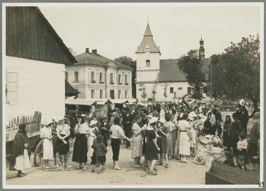 Kolonistki z Domu Zdrowia i Kolonii Wakacyjnej w Harbutowicach na targu w Sułkowicach
