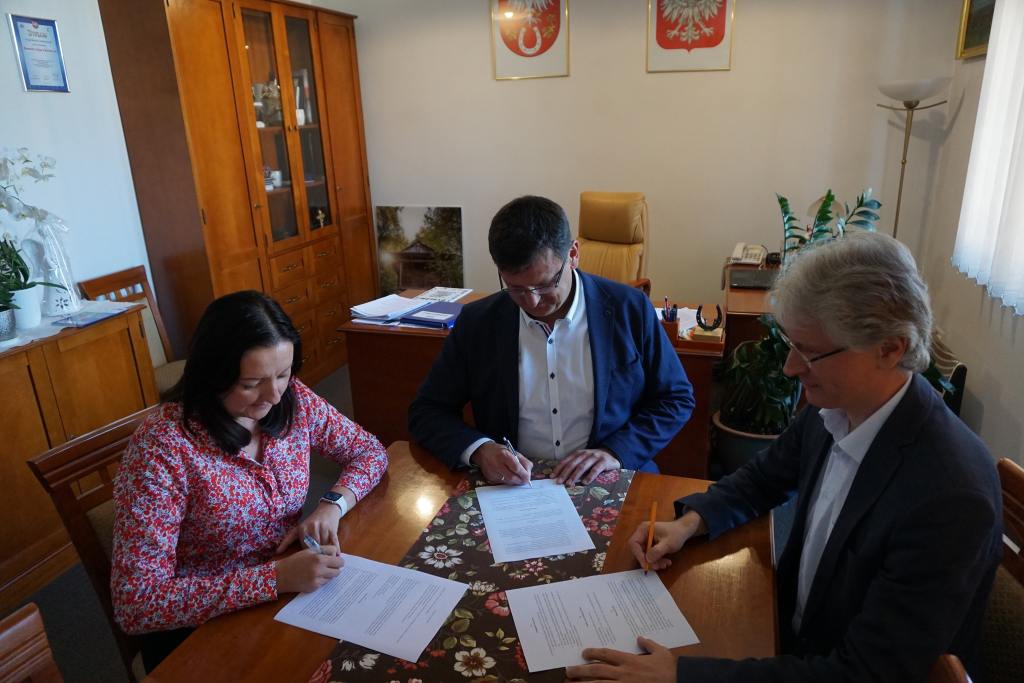 zdjęcie podpisanie umowy