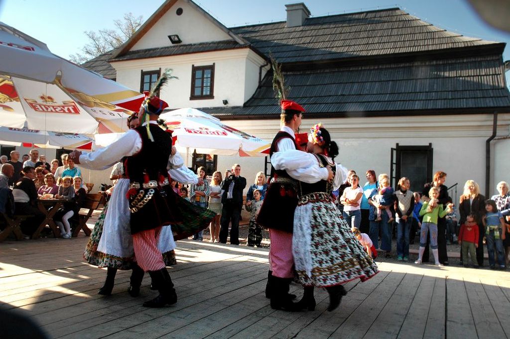 tanczacy krakowiacy przed karczma w krzywaczce