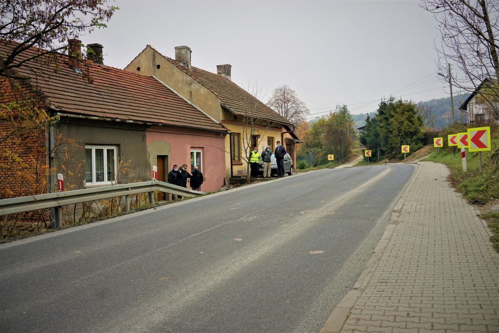 niebezpieczny zakręt na drodze wojewódzkiej w sułkowicach