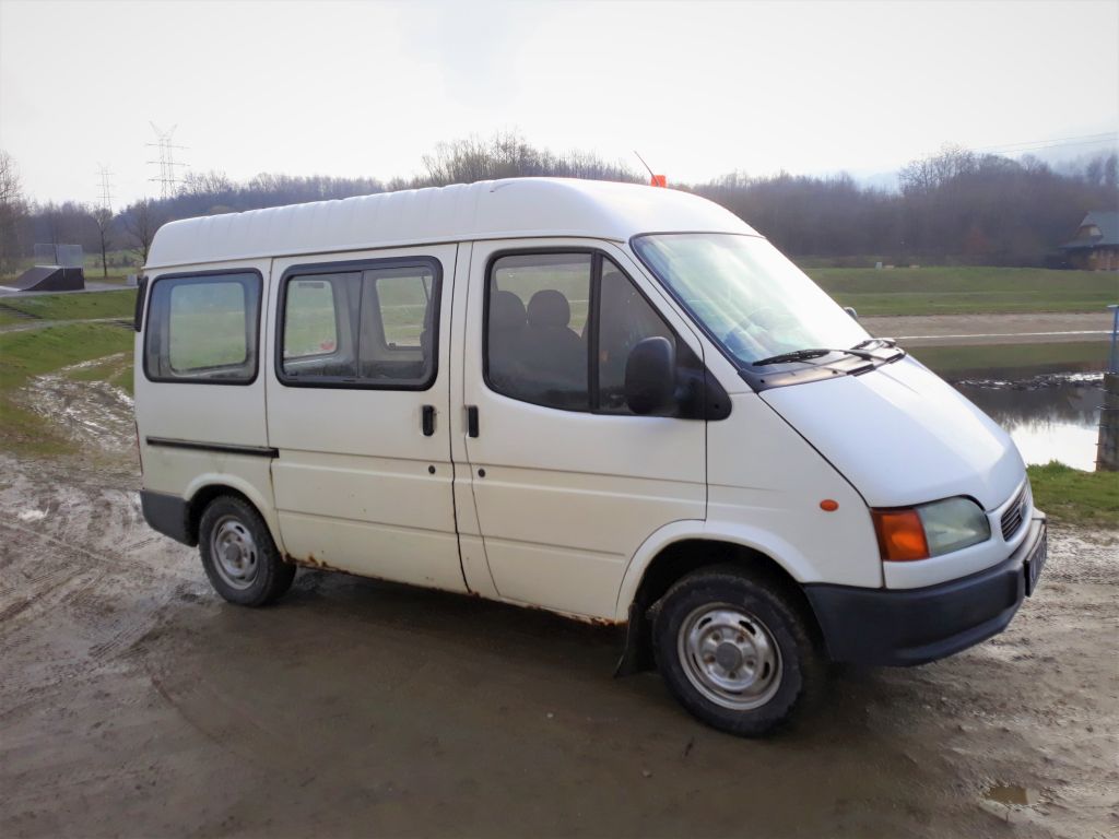 biały ford transit