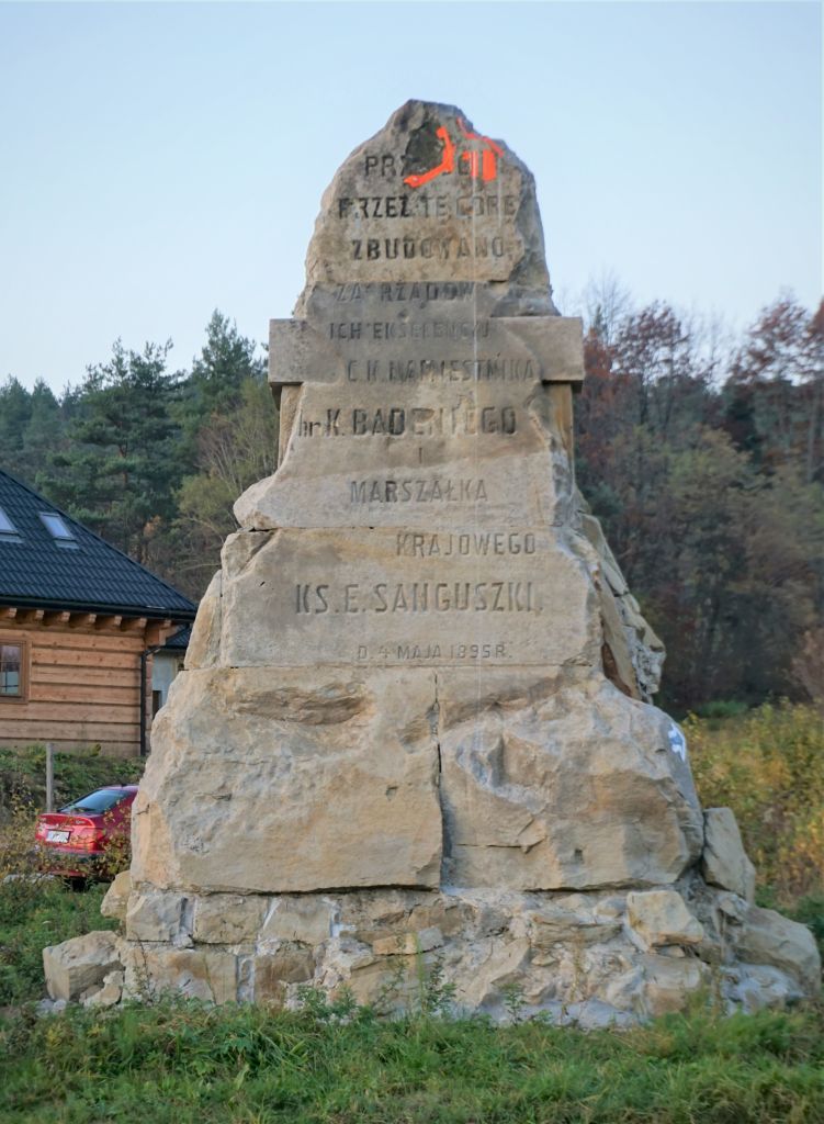 pomnik na Przełęczy Sanguszki
