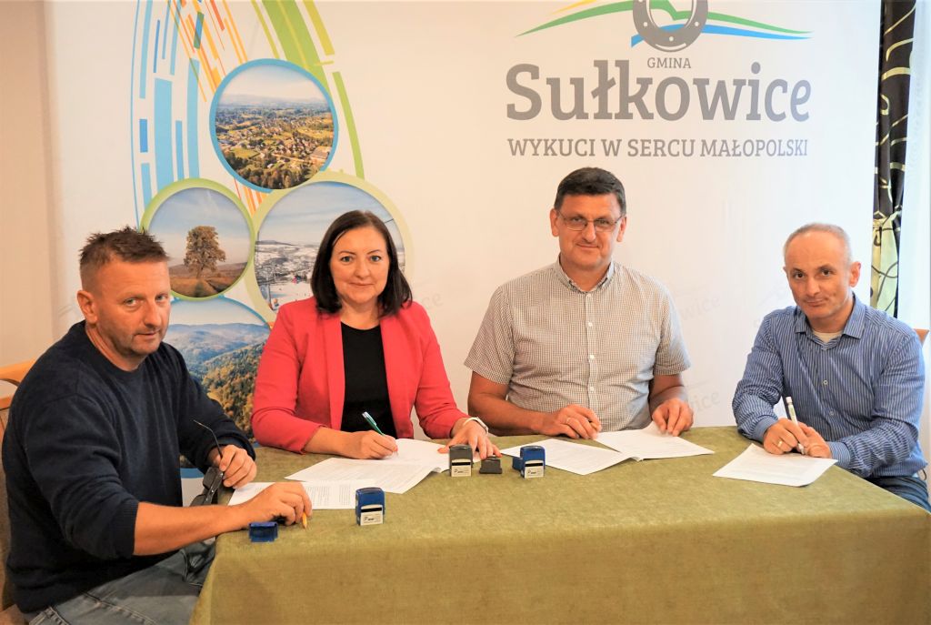 podpisanie umowy na remont chodnika na ulicy partyzantów