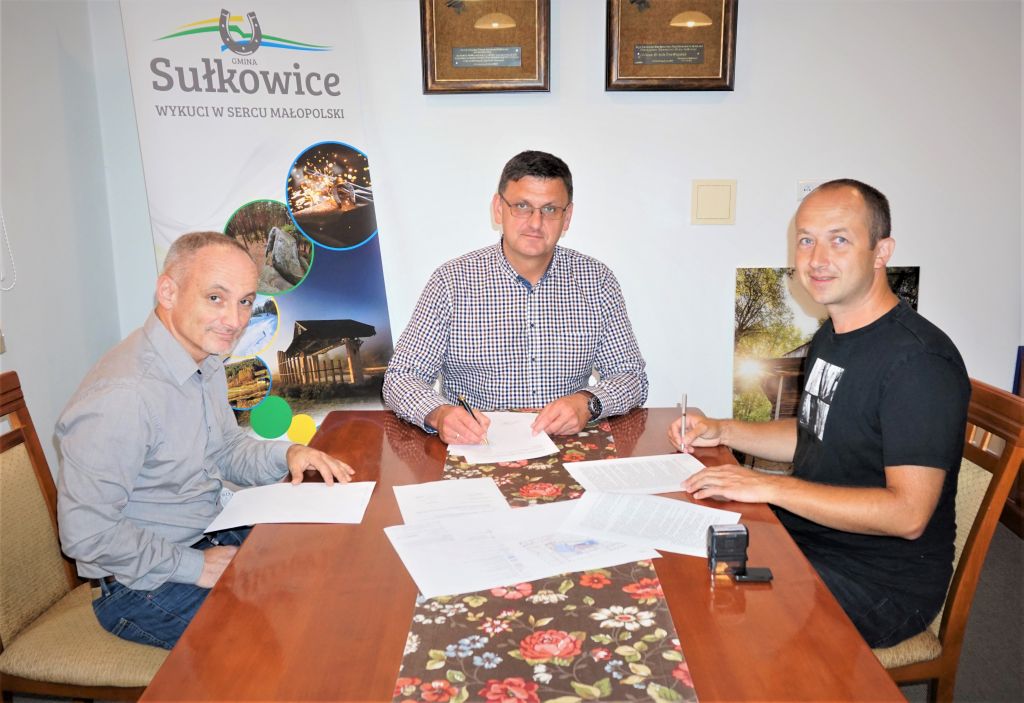 podpisanie umowy na modernizację placu zabaw