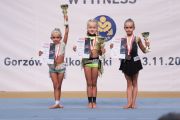 medalistki fitness z pucharami miniatura