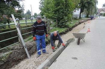 WYKONANIE CHODNIKA PRZY ULICY WYZWOLENIA W SUŁKOWICACH