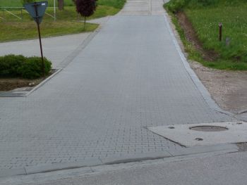 MODERNIZACJA NAWIERZCHNI NA DRODZE W KIERUNKU CMENTARZA W KRZYWACZCE