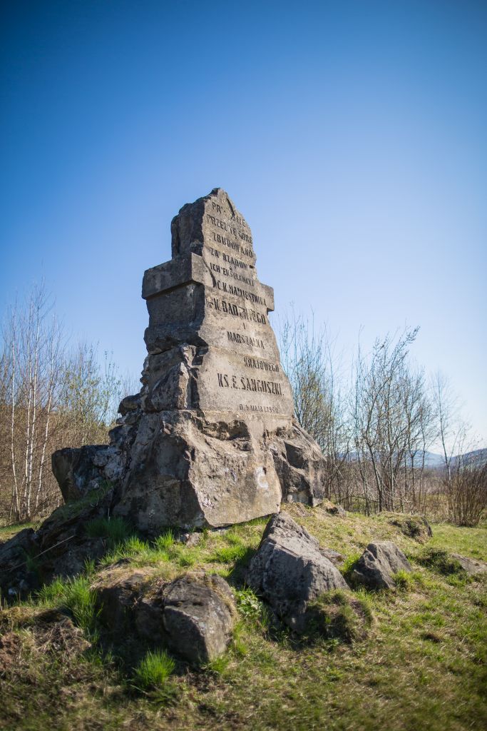 pomnik na Przełęczy Sanguszki