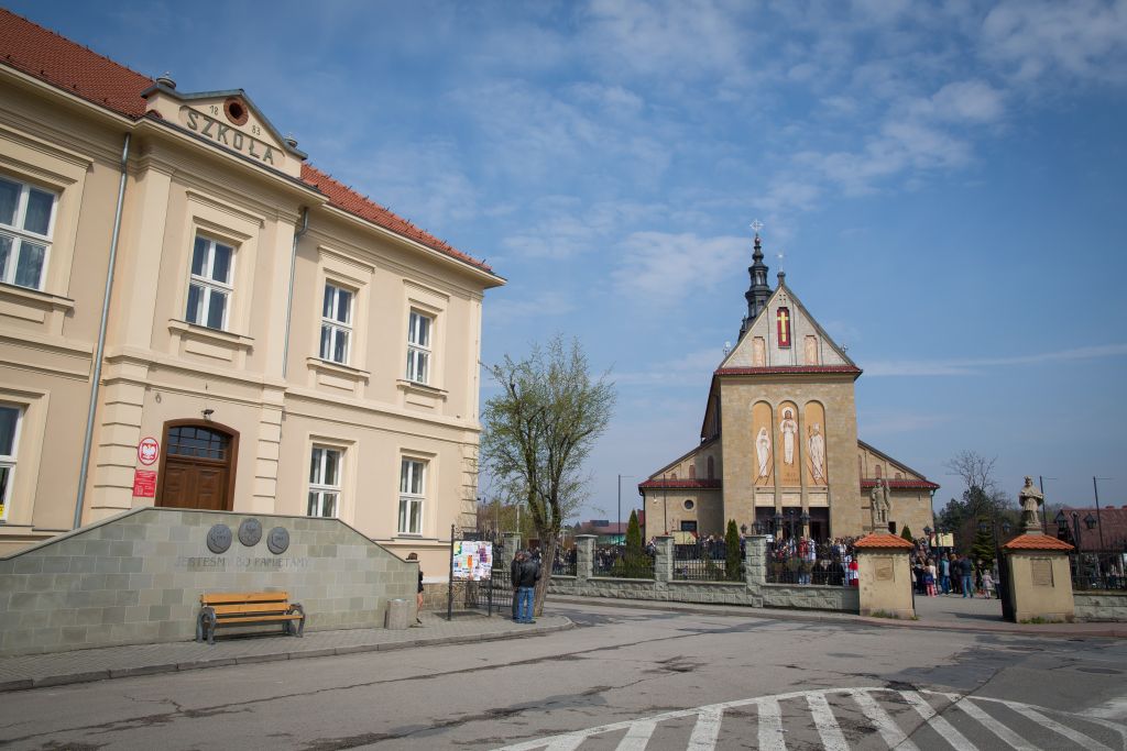 stara szkoła i kościół w sulkowicach